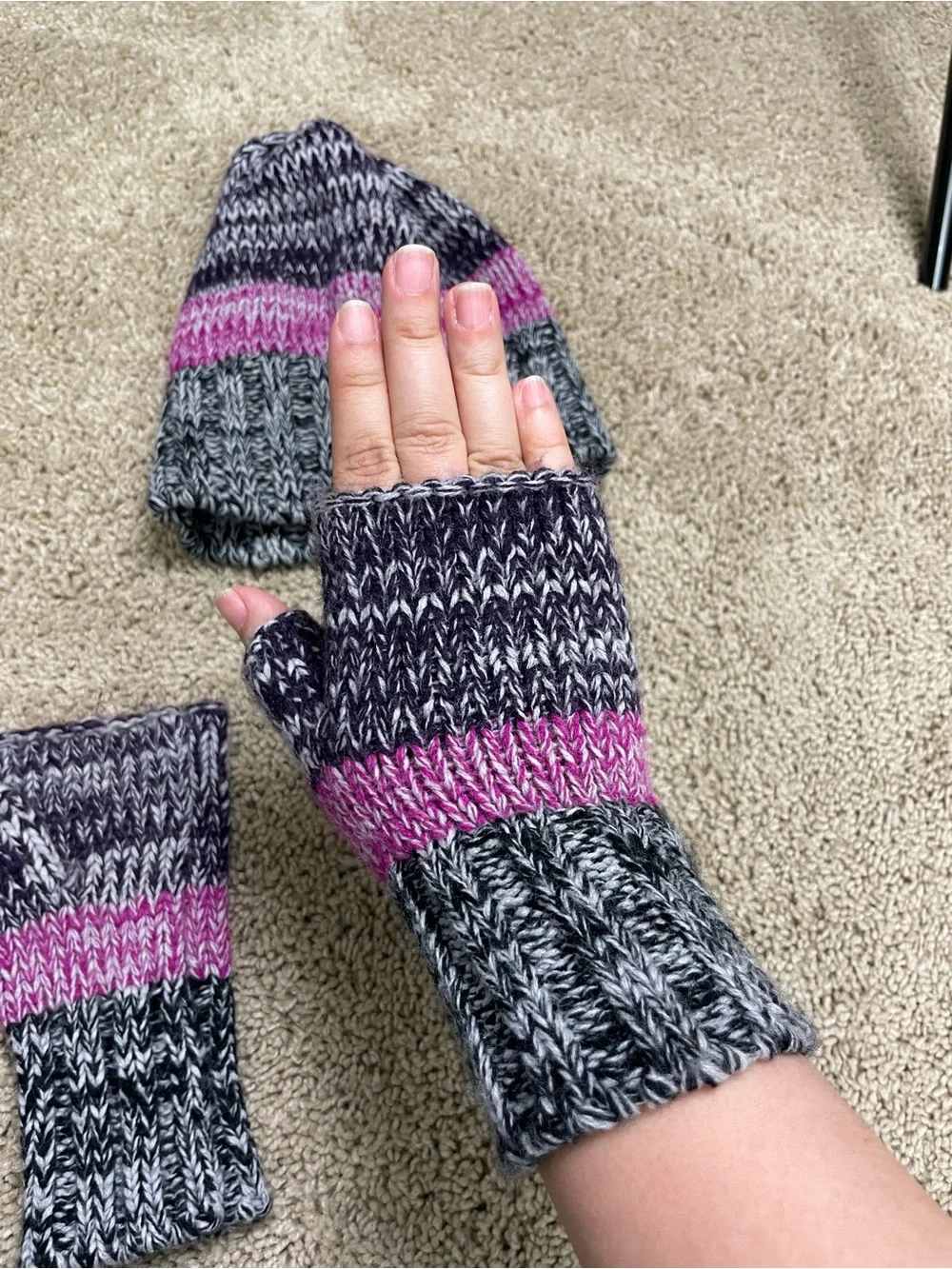 Shiraleah Black, Gray &‎ Magenta Knit Beanie with Fingerless Gloves